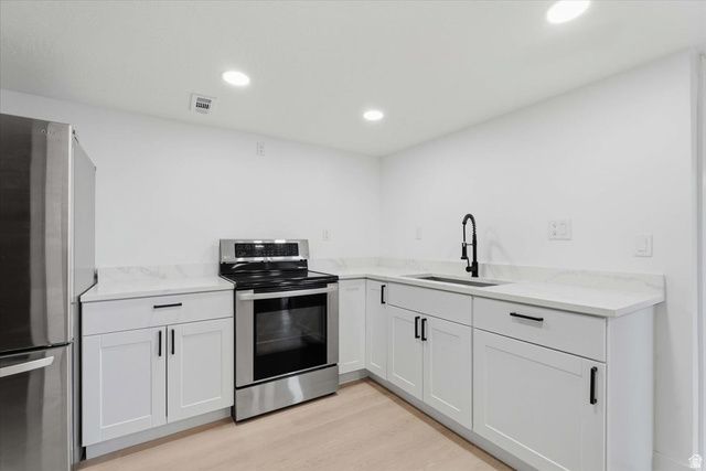 941 E CARNATION DR, Sandy, UT 84094