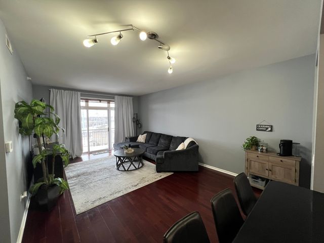 390 S Western Avenue 706, Des Plaines, IL 60016