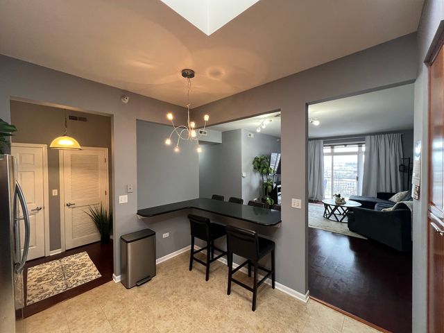 390 S Western Avenue 706, Des Plaines, IL 60016