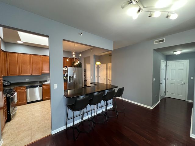 390 S Western Avenue 706, Des Plaines, IL 60016