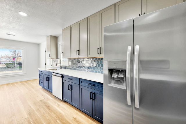 609 E 57th St S, Wichita, KS 67216