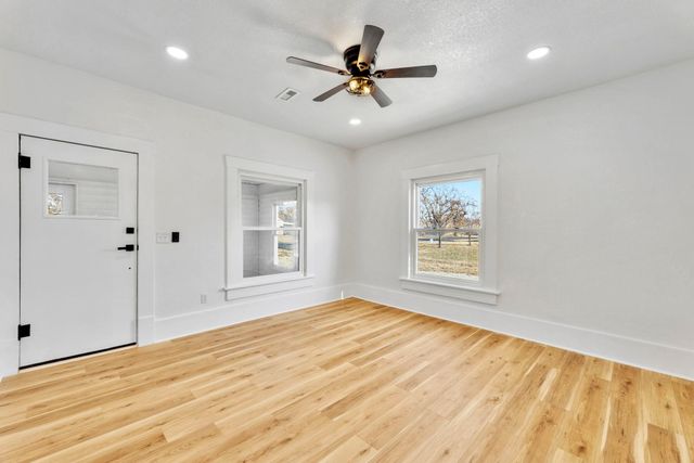 609 E 57th St S, Wichita, KS 67216