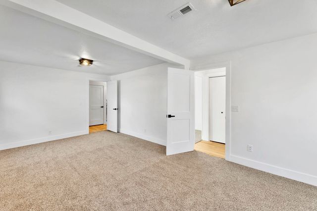 609 E 57th St S, Wichita, KS 67216