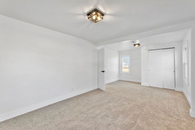 609 E 57th St S, Wichita, KS 67216