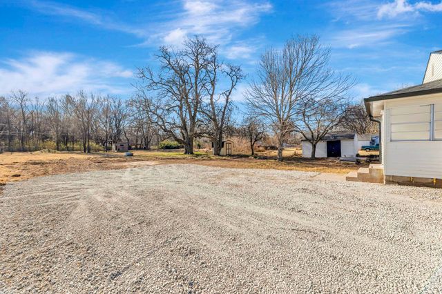 609 E 57th St S, Wichita, KS 67216