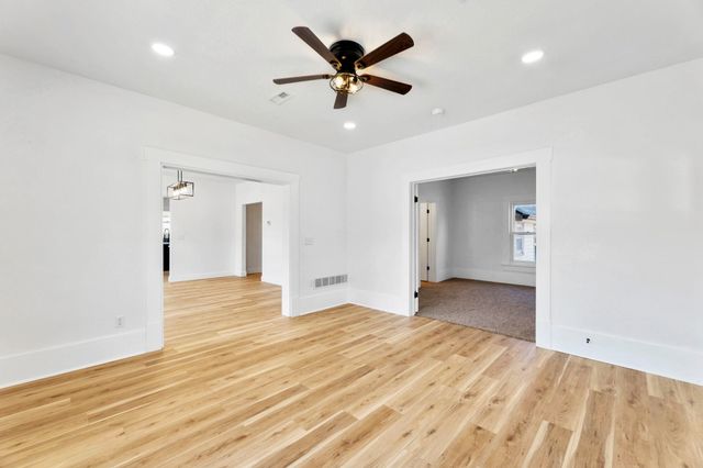 609 E 57th St S, Wichita, KS 67216