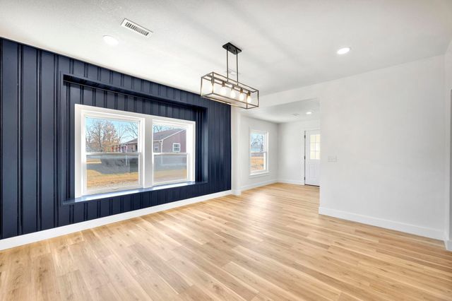 609 E 57th St S, Wichita, KS 67216