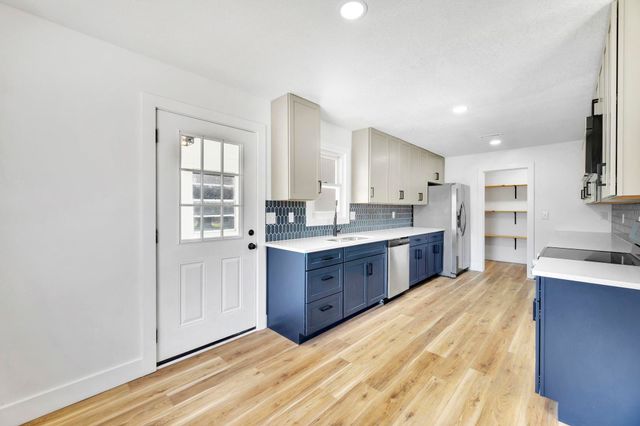 609 E 57th St S, Wichita, KS 67216