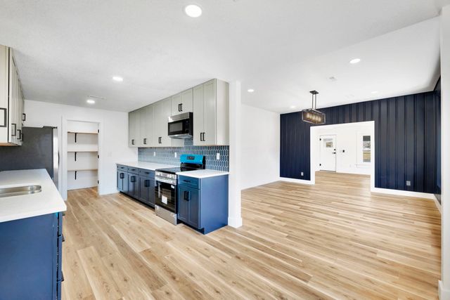 609 E 57th St S, Wichita, KS 67216