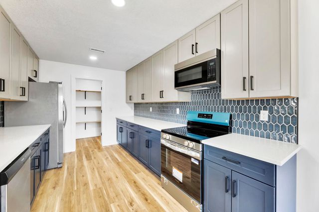 609 E 57th St S, Wichita, KS 67216