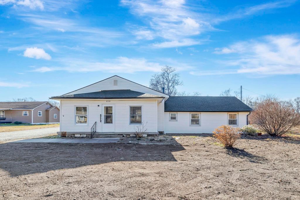 609 E 57th St S, Wichita, KS 67216