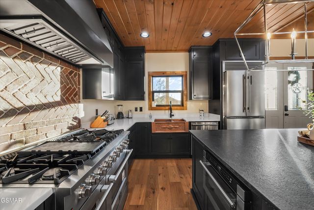 561 Edgewood Drive, Gatlinburg, TN 37738