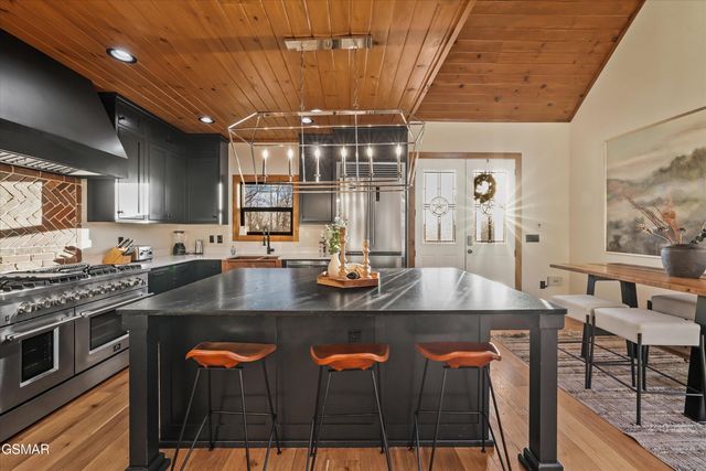 561 Edgewood Drive, Gatlinburg, TN 37738