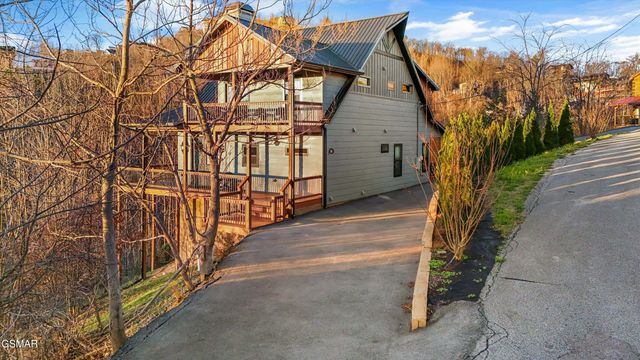 561 Edgewood Drive, Gatlinburg, TN 37738