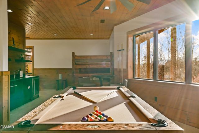 561 Edgewood Drive, Gatlinburg, TN 37738