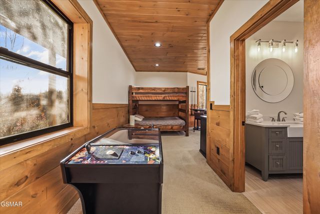 561 Edgewood Drive, Gatlinburg, TN 37738