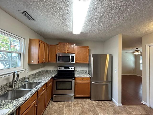 185 S Hunt Club RN, Newport News, VA 23608