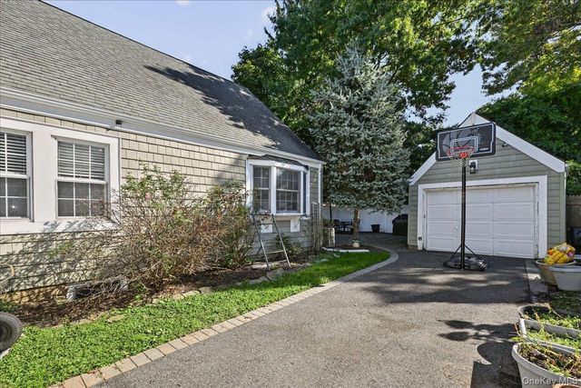 76 Powell Place, Farmingdale, NY 11735