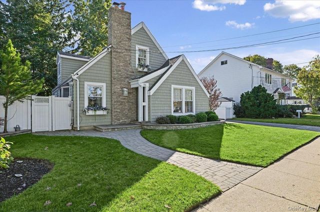 76 Powell Place, Farmingdale, NY 11735