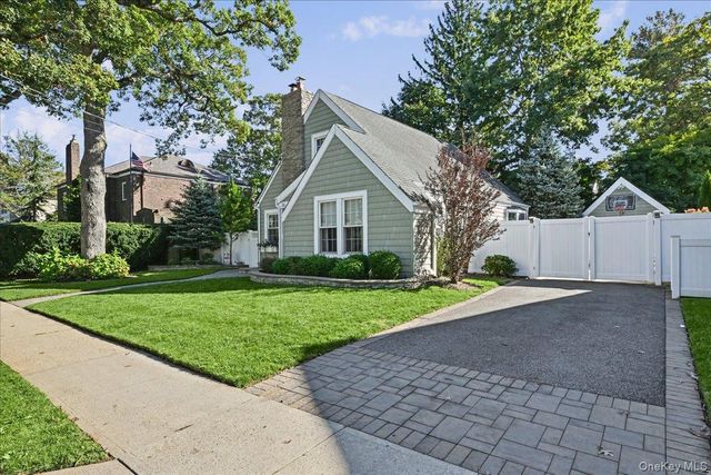 76 Powell Place, Farmingdale, NY 11735