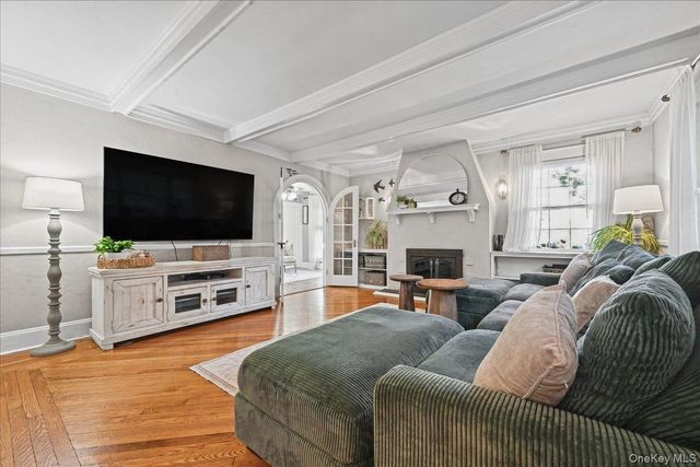 76 Powell Place, Farmingdale, NY 11735