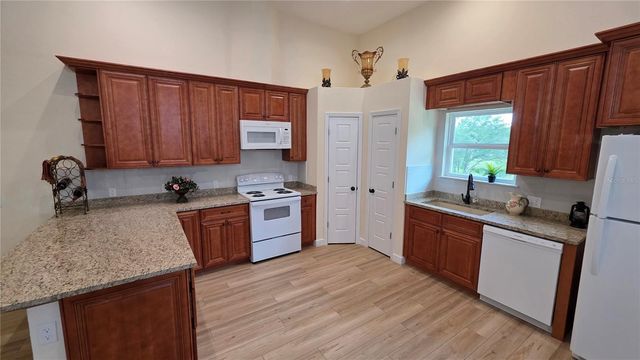 200 HOUR GLASS CIRCLE, Hawthorne, FL 32640