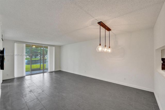 9330 Lagoon Pl 109, Davie, FL 33324