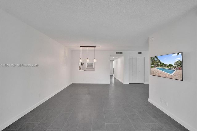 9330 Lagoon Pl 109, Davie, FL 33324