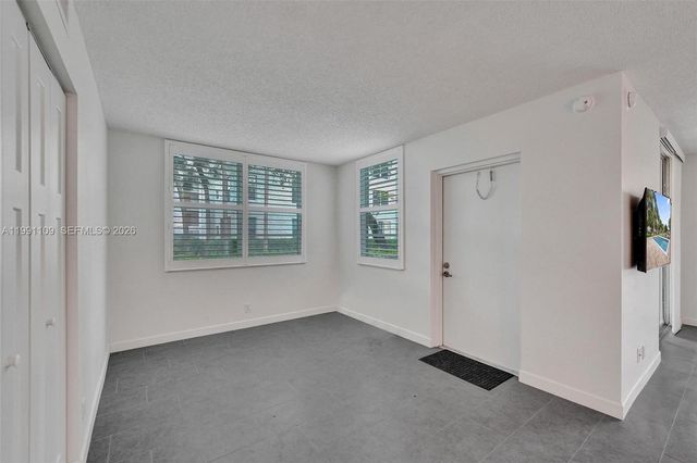 9330 Lagoon Pl 109, Davie, FL 33324
