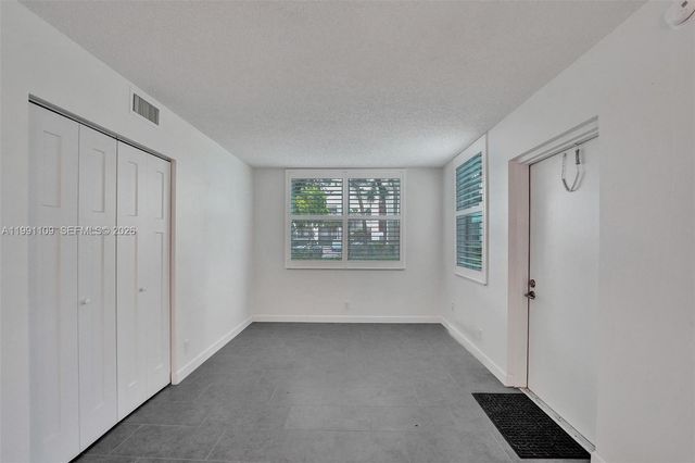 9330 Lagoon Pl 109, Davie, FL 33324