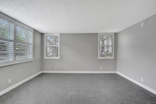 9330 Lagoon Pl 109, Davie, FL 33324