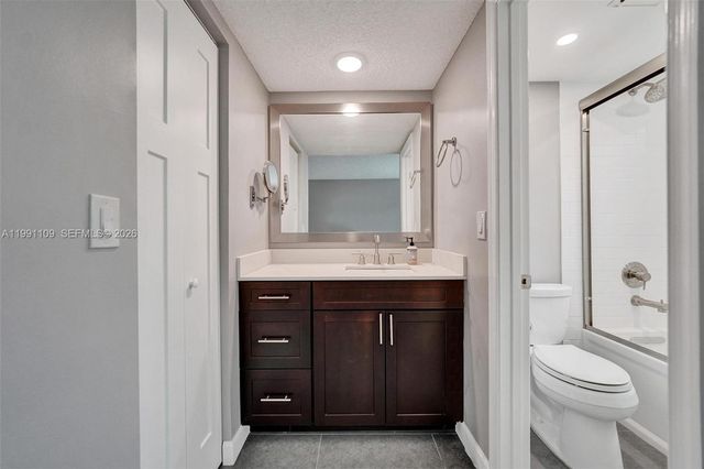 9330 Lagoon Pl 109, Davie, FL 33324