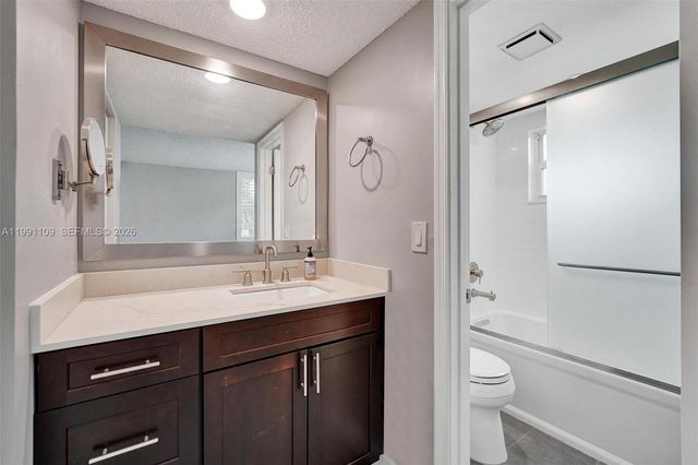 9330 Lagoon Pl 109, Davie, FL 33324