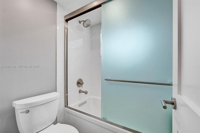 9330 Lagoon Pl 109, Davie, FL 33324