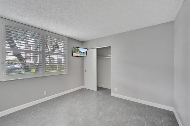 9330 Lagoon Pl 109, Davie, FL 33324