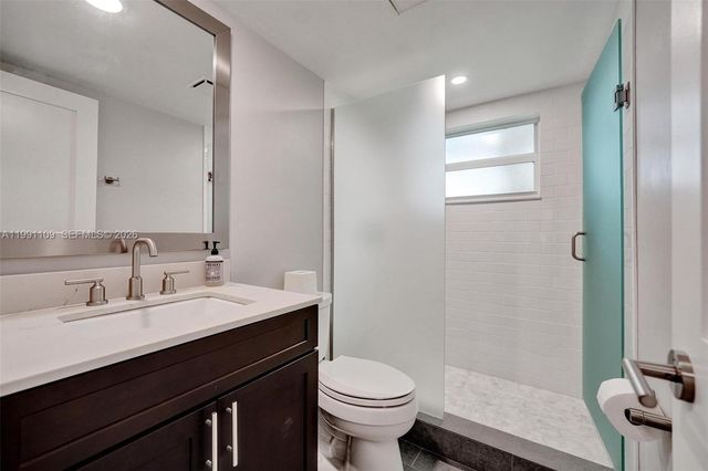 9330 Lagoon Pl 109, Davie, FL 33324