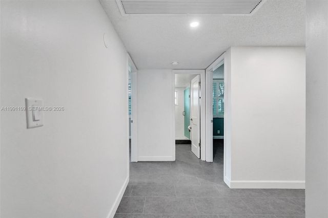 9330 Lagoon Pl 109, Davie, FL 33324