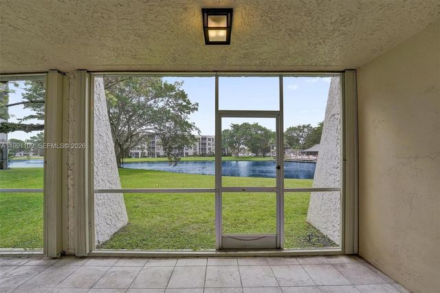 9330 Lagoon Pl 109, Davie, FL 33324