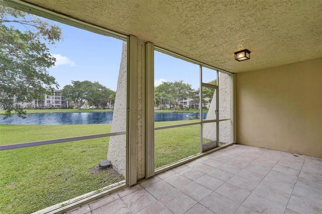 9330 Lagoon Pl 109, Davie, FL 33324