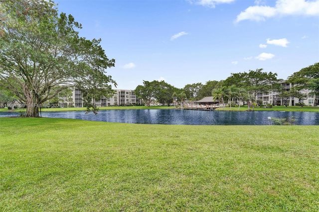 9330 Lagoon Pl 109, Davie, FL 33324