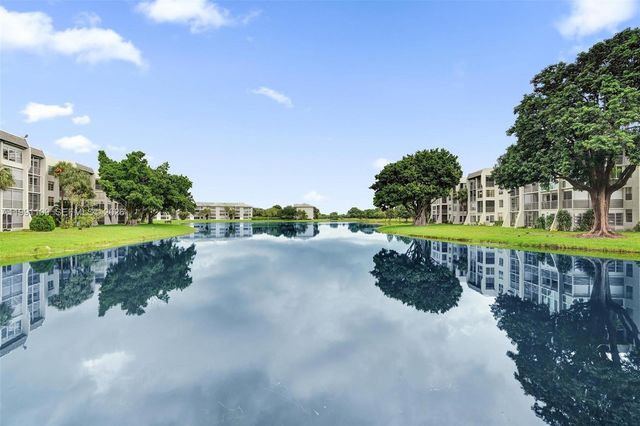 9330 Lagoon Pl 109, Davie, FL 33324