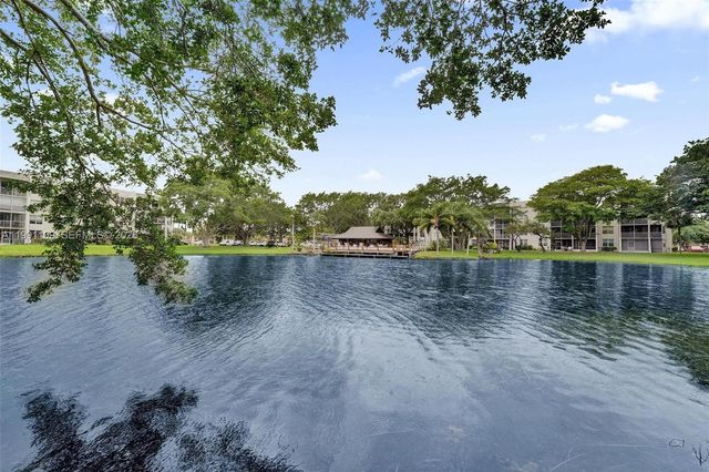 9330 Lagoon Pl 109, Davie, FL 33324