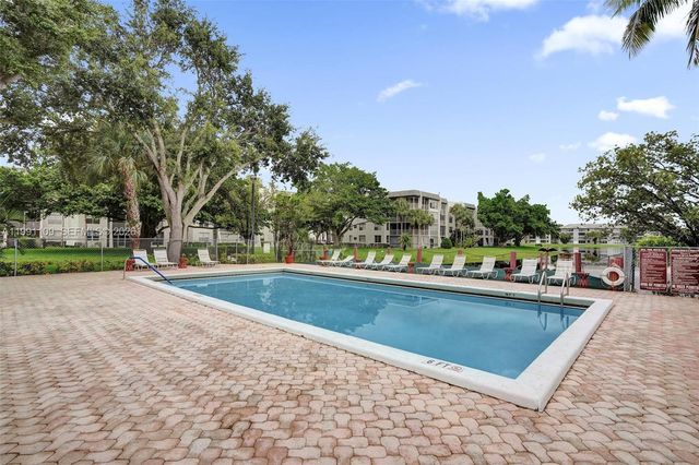 9330 Lagoon Pl 109, Davie, FL 33324