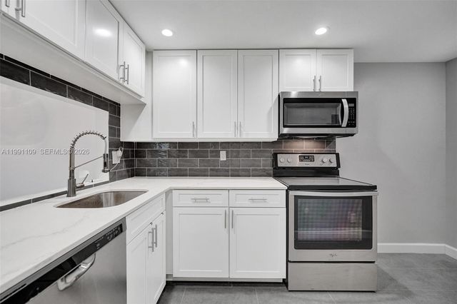 9330 Lagoon Pl 109, Davie, FL 33324