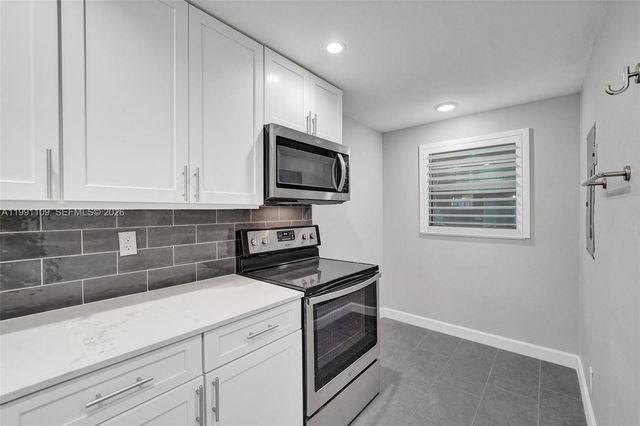 9330 Lagoon Pl 109, Davie, FL 33324