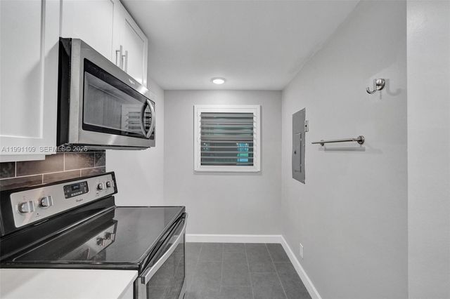 9330 Lagoon Pl 109, Davie, FL 33324