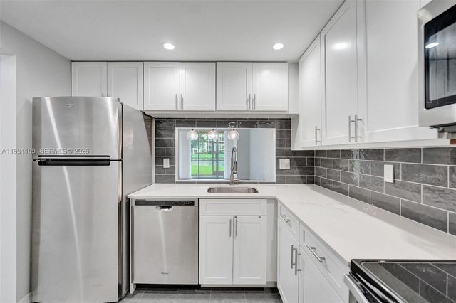 9330 Lagoon Pl 109, Davie, FL 33324