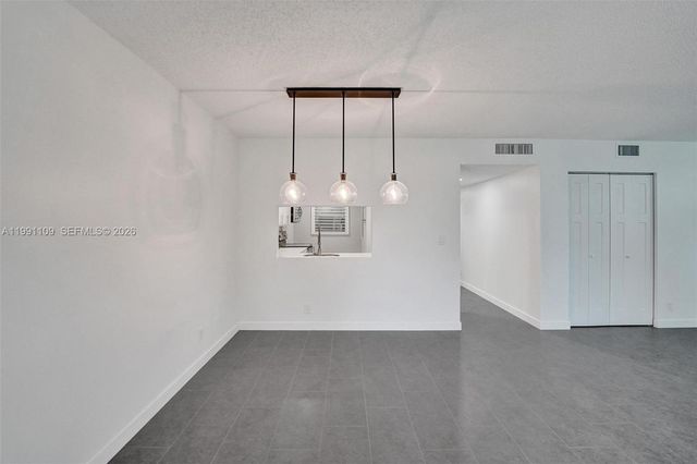 9330 Lagoon Pl 109, Davie, FL 33324