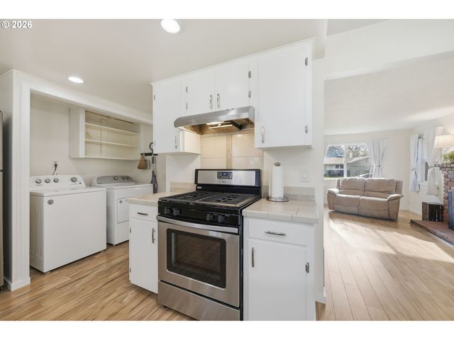 47 VAN FOSSEN Ct, Eugene, OR 97404