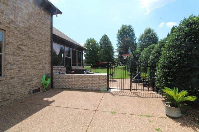 337 Crooked Creek Ln, Hendersonville, TN 37075